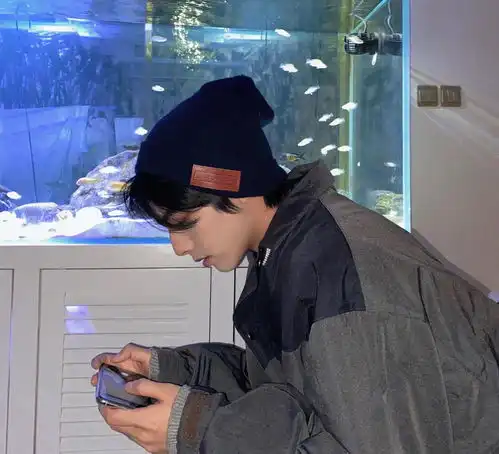 宋威龙的确天生男主脸,20岁英气成熟,衣架子身材上镜魅力太撩人