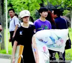 武汉高校奶男没抱枕睡不着原为太寂寞