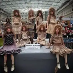 这个男人做的娃娃逼真极致对视就会爱上