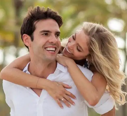 38岁卡卡超帅写真,娇妻依偎身旁怀孕9个月,女儿名字已想好