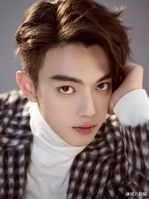 狗仔曝许凯恋情两人酒店过夜直到第二天下午5点,女方身份被扒