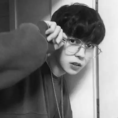 2020最新小清新男头黑白你在看孤独的风景