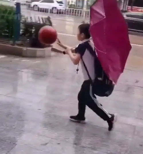 男孩回家路上打篮球太忘我,全然不知头上的雨伞已经面目全非