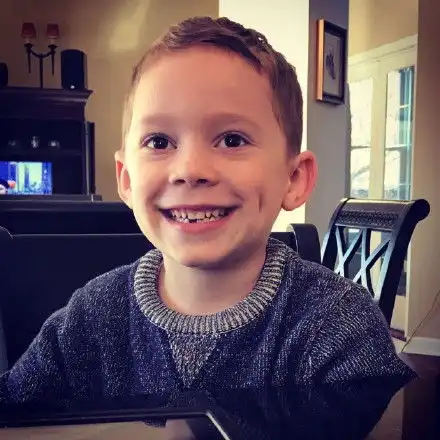 8岁网红假笑男孩来啦再现职业假笑2小时吸粉30万