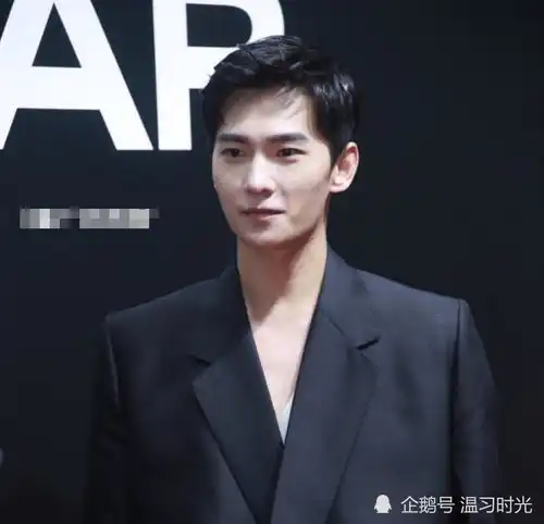 红毯男星李易峰闪亮,杨洋有排面,张若昀金丝镜,张新成起球大衣,李现帅