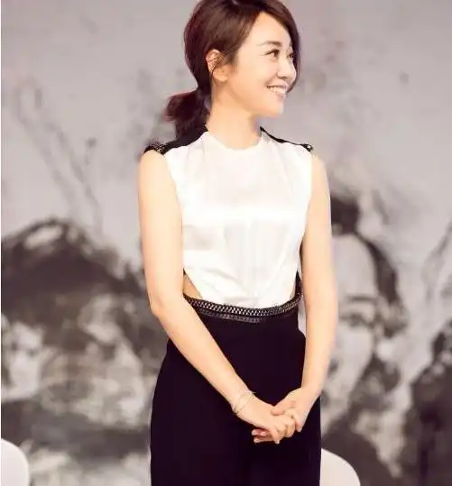 闫妮也太拼了,49岁穿针织衫减龄像35岁,露出的小腹竟还有马甲线