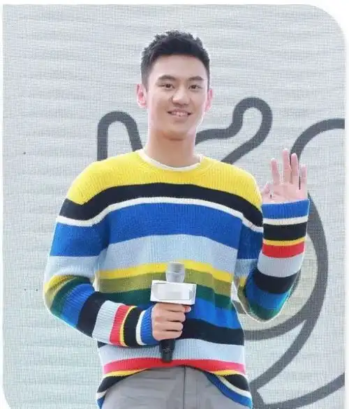 这时尚我不懂大热天穿毛衣配短裤,你到底是冷还是热啊