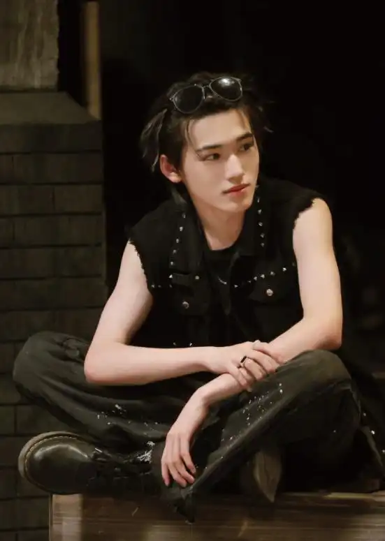 宋亚轩终于有了身份,首当卧底的他表现完美临危不乱,反败为胜