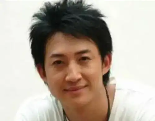 年轻时长得不咋地,上了年纪帅到掉渣,这6位男星对比好明显