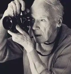 哈佛辍学,50年拍了5万个姑娘,一辈子没谈恋爱,但我们都爱他