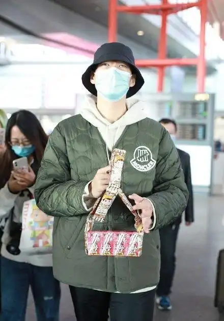原创杨幂被曝拒绝男友求婚,分手消息疯传,魏大勋戴情侣帽辟谣心情好