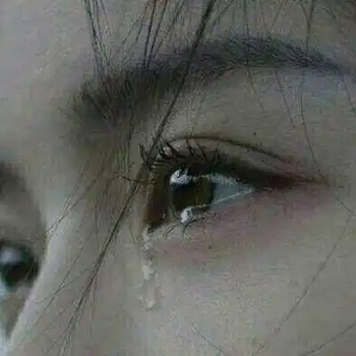 伤感到哭头像一个人流泪哭的很伤心的图片