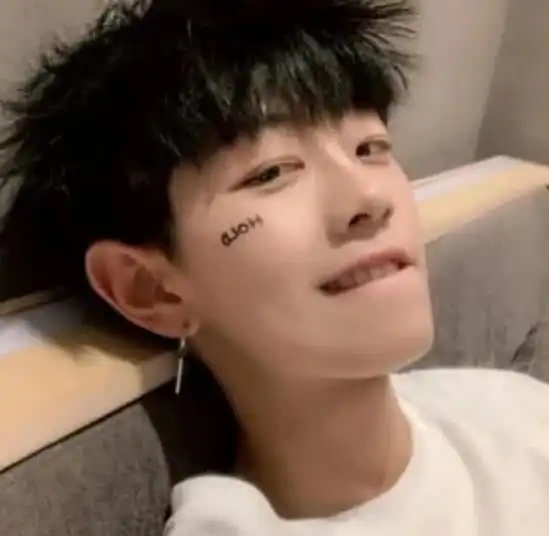 小奶狗吃醋了,才会秒回你这4字消息,已酸成柠檬精