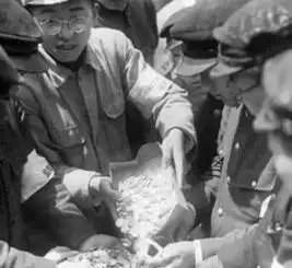 罕见历史老照片1945年,日本战败前的最后疯狂