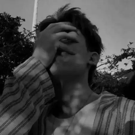 伤感黑白男生头像,现在和未来做一个快乐的人