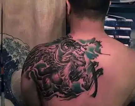 这纹身霸气外露澡堂意外碰到大话西游手游玩家