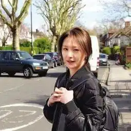 郑爽免费为环卫工做煎饼,接地气造型十足