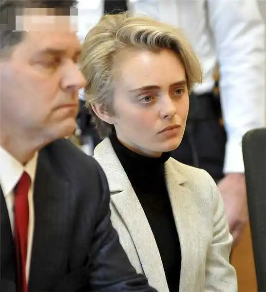 17岁少女千条短信怂恿男友自尽,18岁男友在通话中结束生命