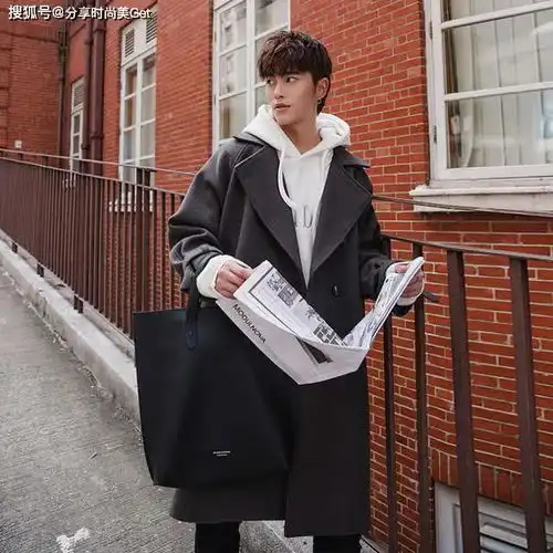 穿腻了毛衣内搭,不妨试试连帽卫衣,上身看起来更加减龄有活力