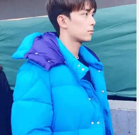 吴磊现身北电艺考遭围堵帅气的侧颜迷死人