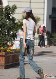 街拍的低腰牛仔裤鸭舌帽美女