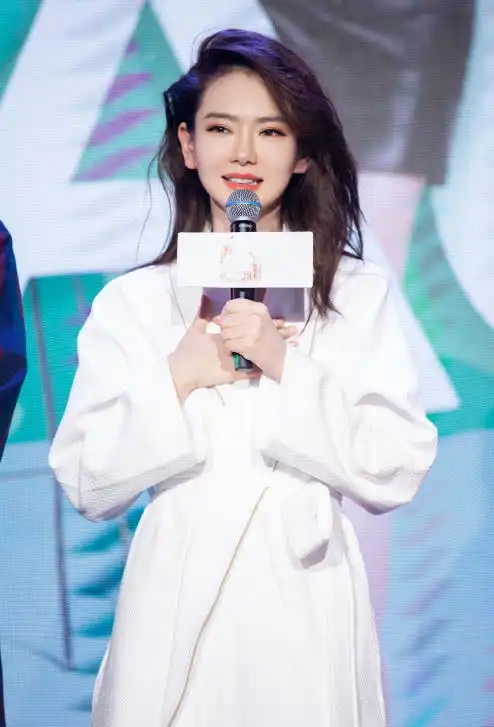 真服了戚薇头发未干穿浴袍走活动,刚洗完澡就出门了