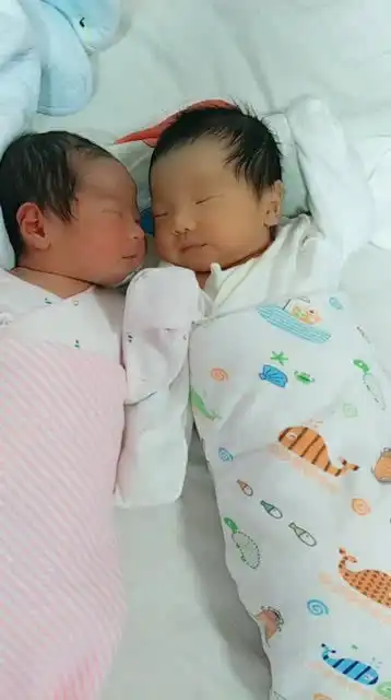 刚出生的小宝宝都长的一样,圆圆的胖嘟嘟真可爱