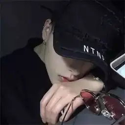 2018戴帽子的帅哥头像个性帅气超有范人人都善良彼此都设防...