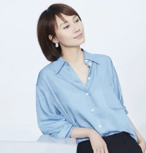 袁泉穿衬衫最迷人了,没想到下面搭裙子更养眼,名副其实的女神