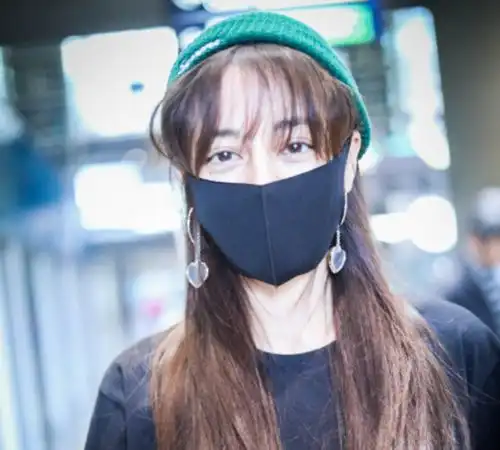 热巴戴绿帽霸气现身,耳环却另有玄机粉丝她不背这锅