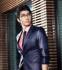 我想要关于戴眼镜的文质彬彬的男高中生头像