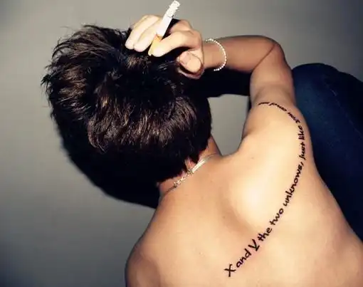 求这张图片男的后背纹身英文字母