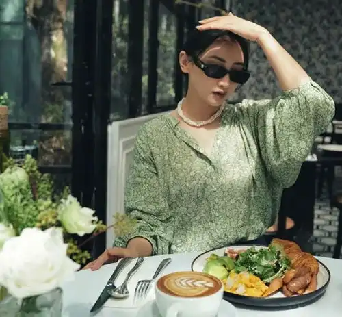 最美奥运冠军晒照,高贵典雅,哪怕是在带娃,也是贵妇气息十足