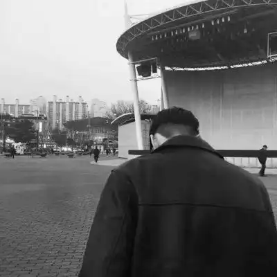 男生头像背影帅气抢劫还不会,挣钱得交税