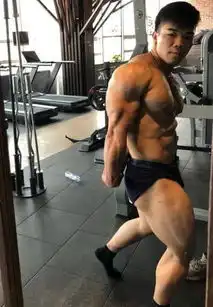 97年小伙,4年时间里从一个瘦小子变成肌肉男,这身肌肉很霸气