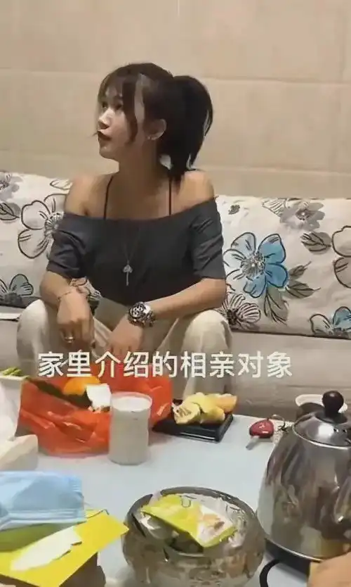 云南女子叼着烟和相亲男见面,笑容豪迈自信十足,网友霸气