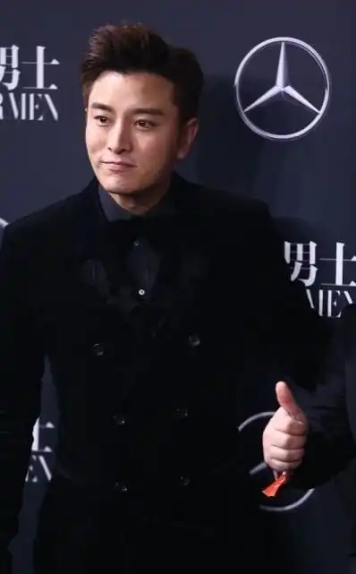 贾乃亮身姿真挺拔,就算穿着面料挺厚的西装,也不显臃肿