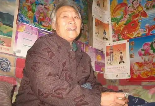 安徽一男子回家扫墓见孤单父亲大哭,网友的评论同样让人泪目