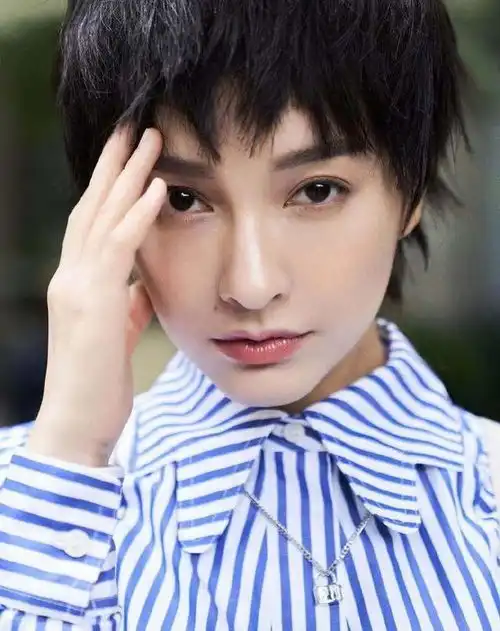 37岁吴昕眼神好撩人,穿条纹衫像英气小男孩,细看真的神似维嘉