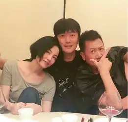 王菲50岁生日与李亚鹏好友喝酒,谢霆锋曾亲手为她亨饪美食超幸福