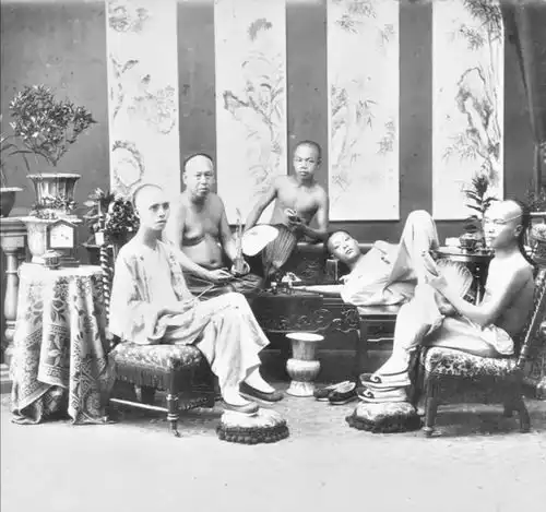 清末真实照片,李莲英满脸疙瘩目光呆滞,看到裹小脚女孩瞬间泪目