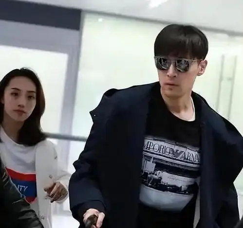 胡歌带老婆游西藏,大包小包自己拿,好男人无疑