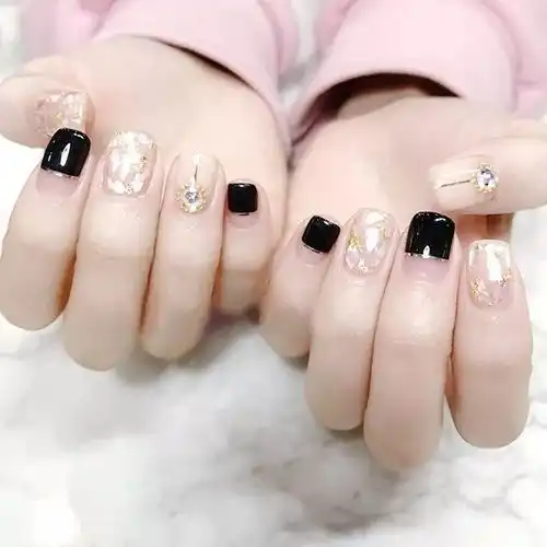 六月,什么美甲色能带来好运