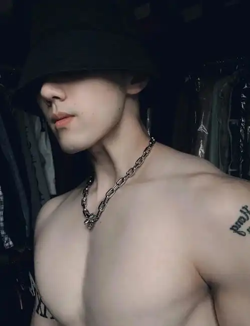肌肤白如脂,肌肉结实阳刚的英俊男生,黑白系写真更显凹凸身材