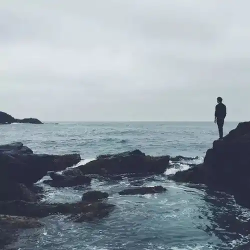 有故事的人,寡言,心有一片海