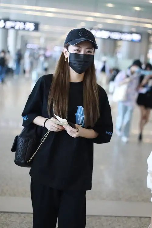 白冰黑色运动装扮酷飒出街戴鸭舌帽挥手变街头女孩