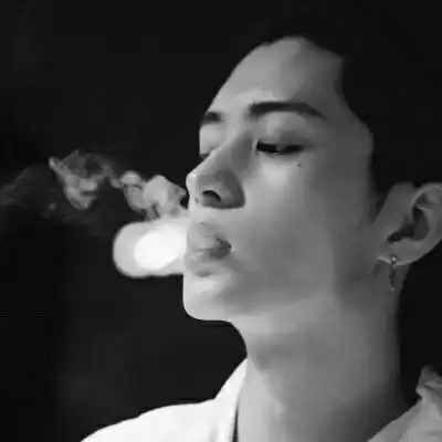 精致酷酷高冷风黑白男头像