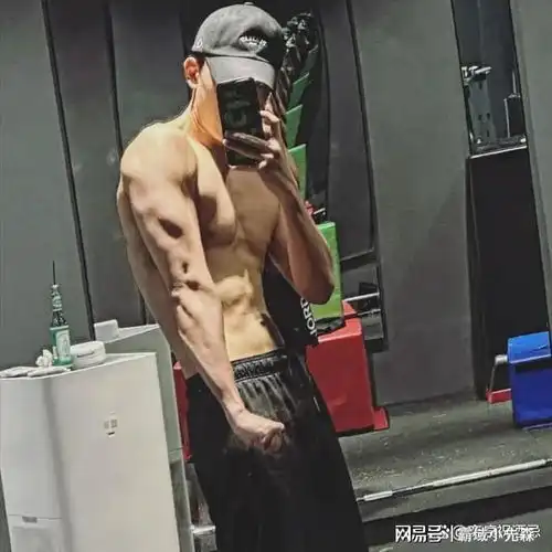 四方馆男六号逆袭记古装沉稳难掩现代装绝艳,颜值爆表出圈