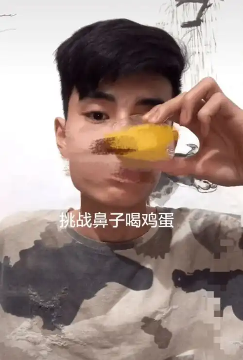 大连12岁男孩躲在被窝里看手机,妈妈仔细一瞧,偷看内容让人