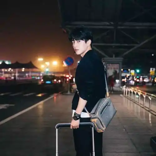 刘昊然和张艺兴燃爆的巴黎时装周也可以是这样的